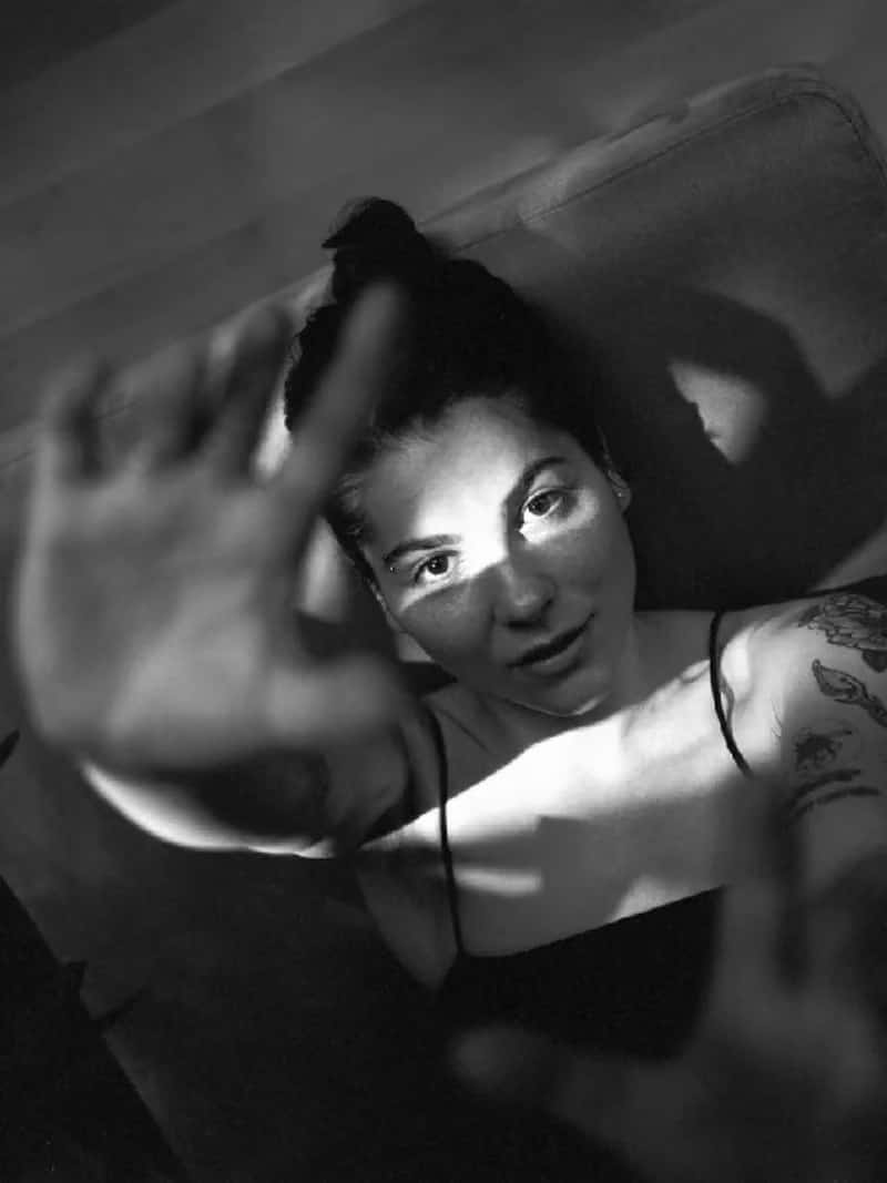 Deniz Tekin sanatçı fotoğrafı