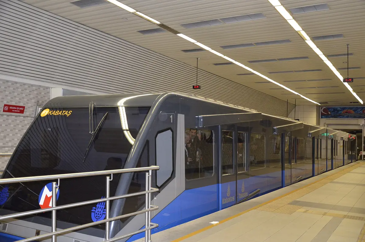Kabataş'tan kalkan füniküler, vapurla ya da tramvayla gelenleri birkaç dakikada Taksim Meydanı'na çıkarıyor.