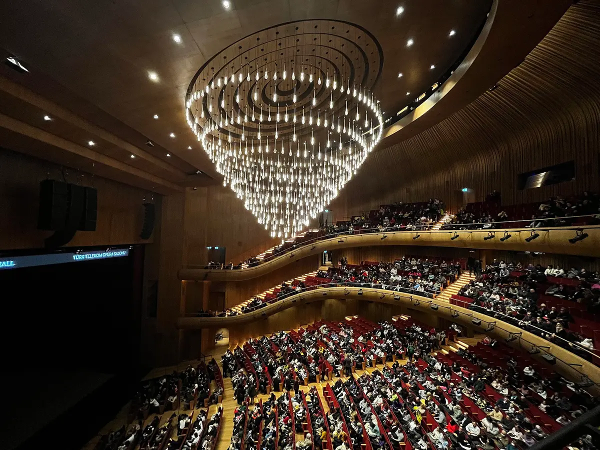 Türk Telekom Opera Salonu'nun at nalı biçimli düzeni, parter katının üzerinde yükselen iki balkonla seyirciyi sahnenin çevresine topluyor.