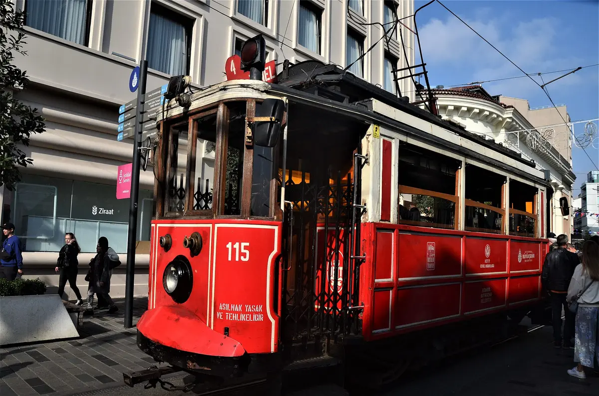 Taksim Meydanı'ndan başlayan İstiklal Caddesi ve nostaljik tramvayı: gösteri sonrası yemek ve sohbet için en canlı rota.