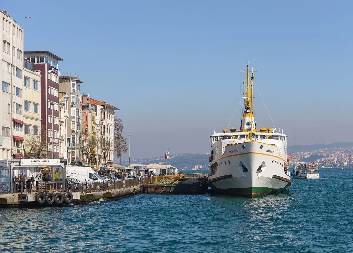 Kadıköy'deki Barış Manço heykeli: Anadolu rock'ın en geniş kapısını aralayan isim.