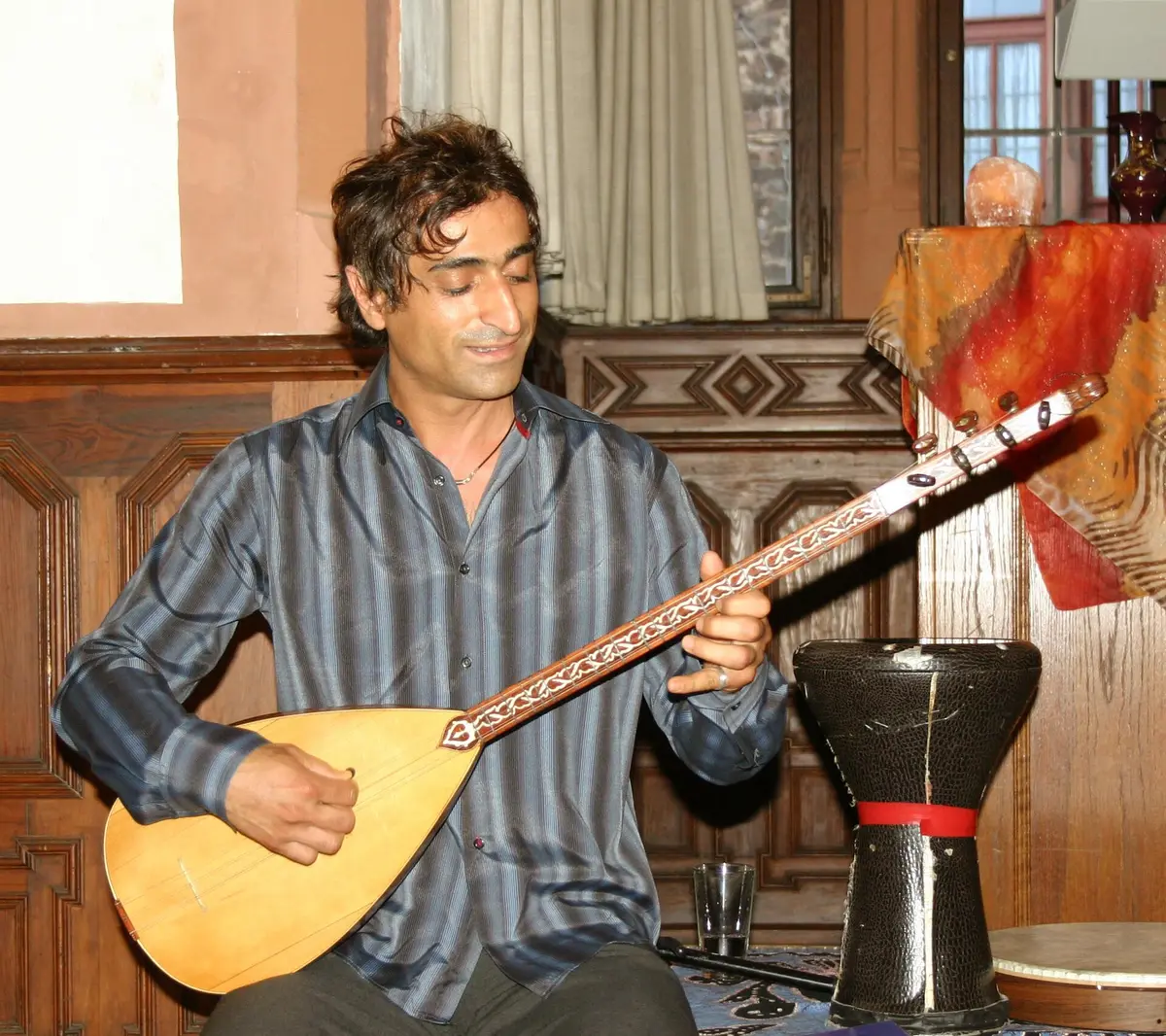 Arabesk müziğin temel enstrümanlarından biri olan bağlama.