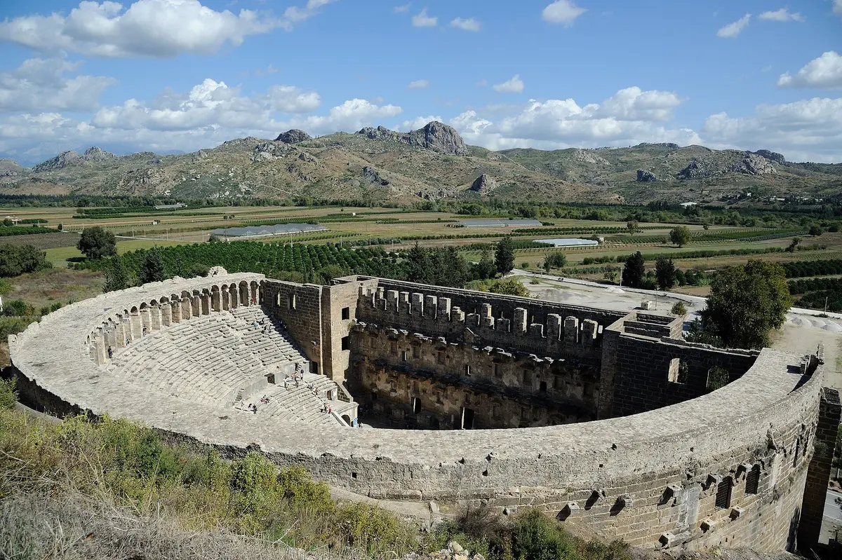 Aspendos'un neredeyse bütün olarak günümüze ulaşan sahne duvarı, oyunculara doğal bir akustik arka plan sağlıyor.