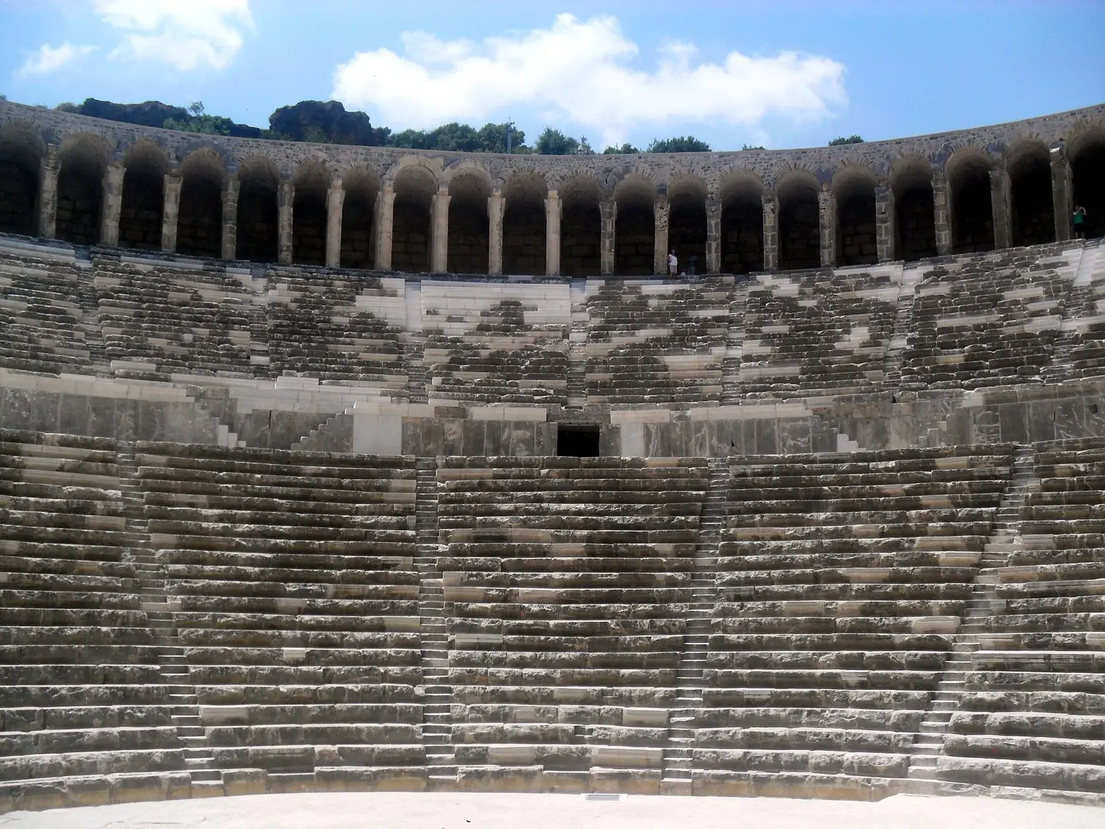 Aspendos Antik Tiyatro Konser Rehberi: Taş Basamak, Sıcak ve Ulaşım