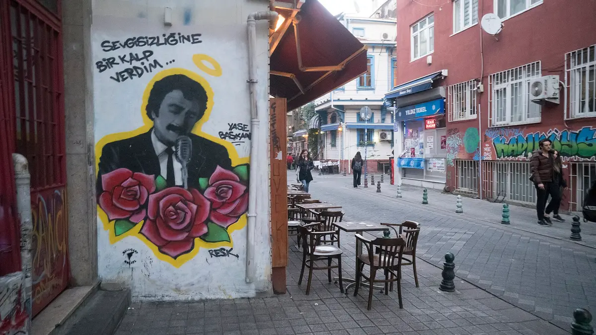 Kadıköy'de bir duvarda Müslüm Gürses portresi: ayrılık şarkılarının sesi şehrin duvarlarında da yaşıyor.