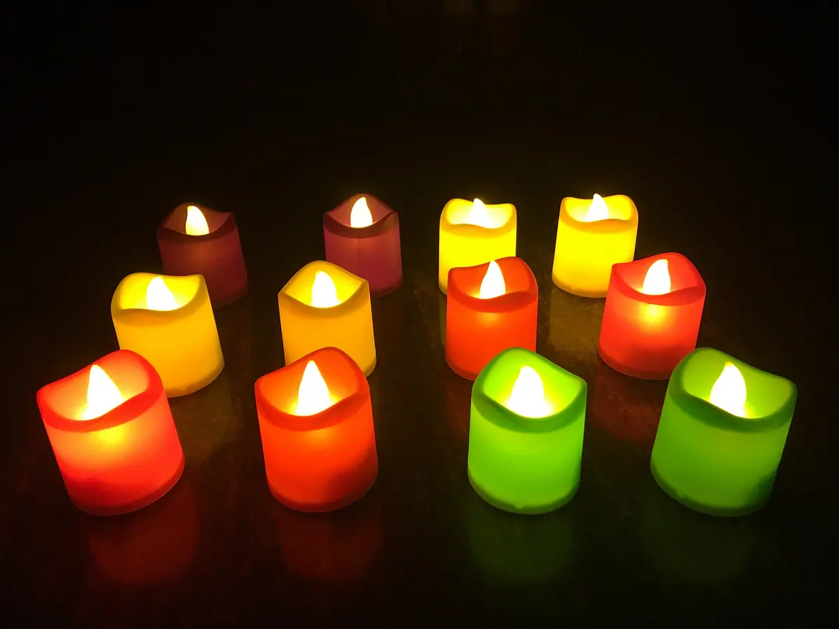 Alevsiz LED mumlar: Candlelight salonlarındaki sıcak ışık, gerçek alev yerine bu tür pilli mumlardan geliyor.