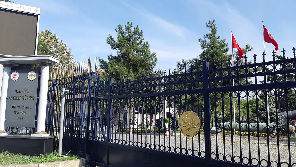 Osmanbey'den yürürken Askeri Müze'yi gördüğünüzde CRR'ye kısa bir yolunuz kalmış demektir.