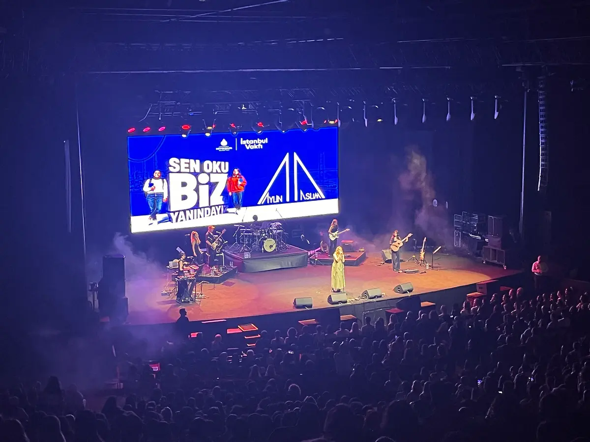 Harbiye Açıkhava'nın açık amfisi, CRR'nin kapalı salonundan bambaşka bir konser deneyimi sunuyor.