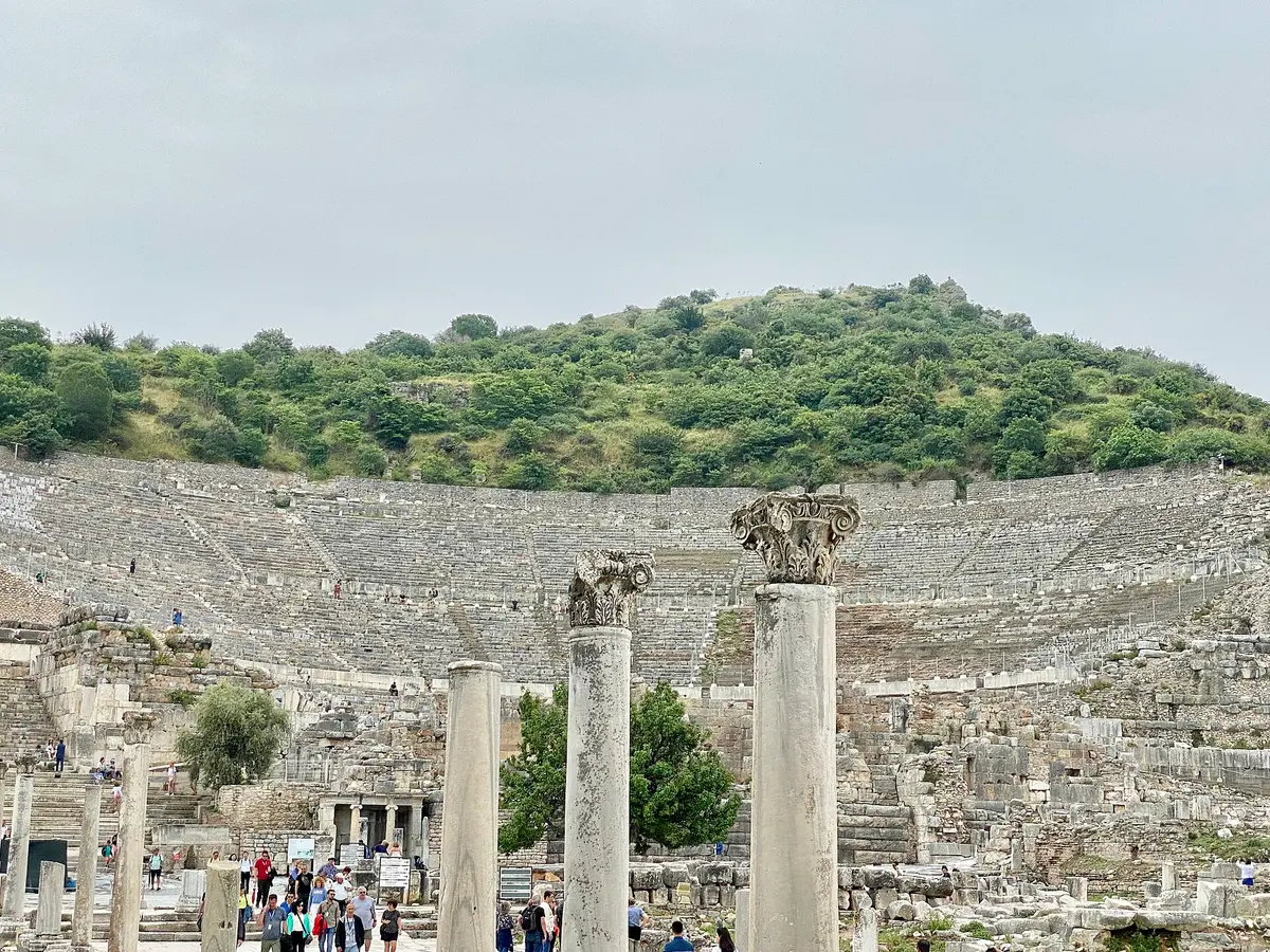 Efes Büyük Tiyatro'nun basamaklarından bakınca antik Liman Caddesi ve ovanın tamamı görünüyor.