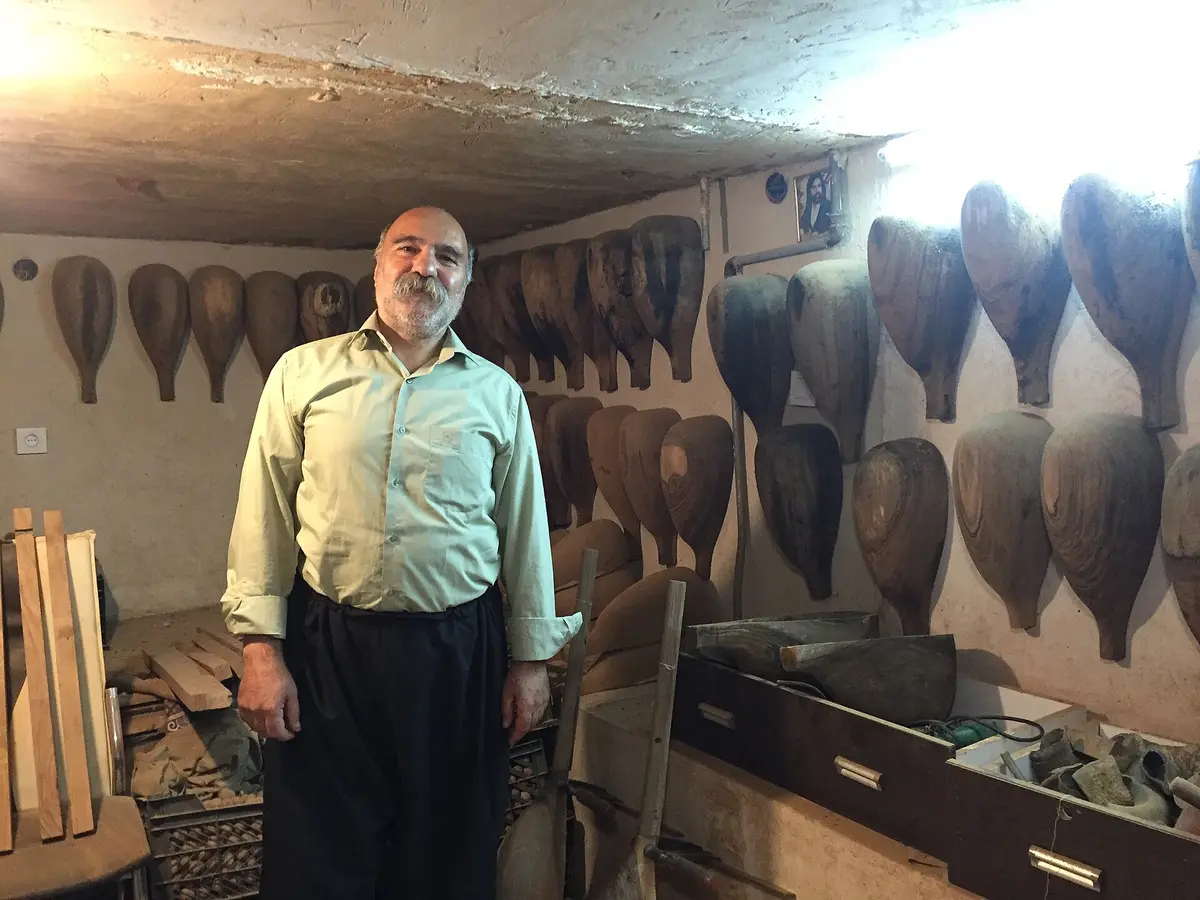 Kirmanşahlı bir usta ve elindeki Kürt tanburu: saz ailesinin telleri, stranlardan çağdaş düzenlemelere pek çok kaydın omurgası.