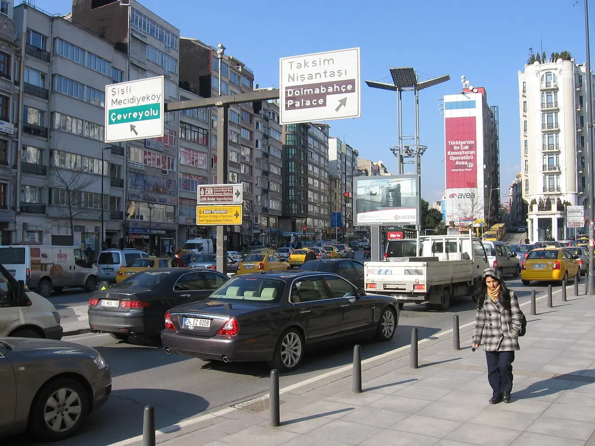Konser öncesi Cumhuriyet Caddesi, Taksim'den ve Osmanbey'den yürüyerek gelenlerin ana rotası.