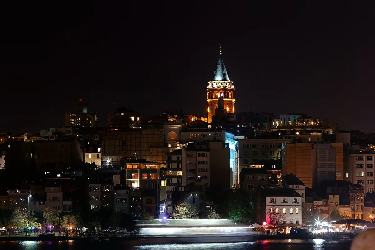 Galata Kulesi çevresi; Nardis Jazz Club bu sokakların birkaç adım ötesinde yıllardır her gece caz sunuyor.