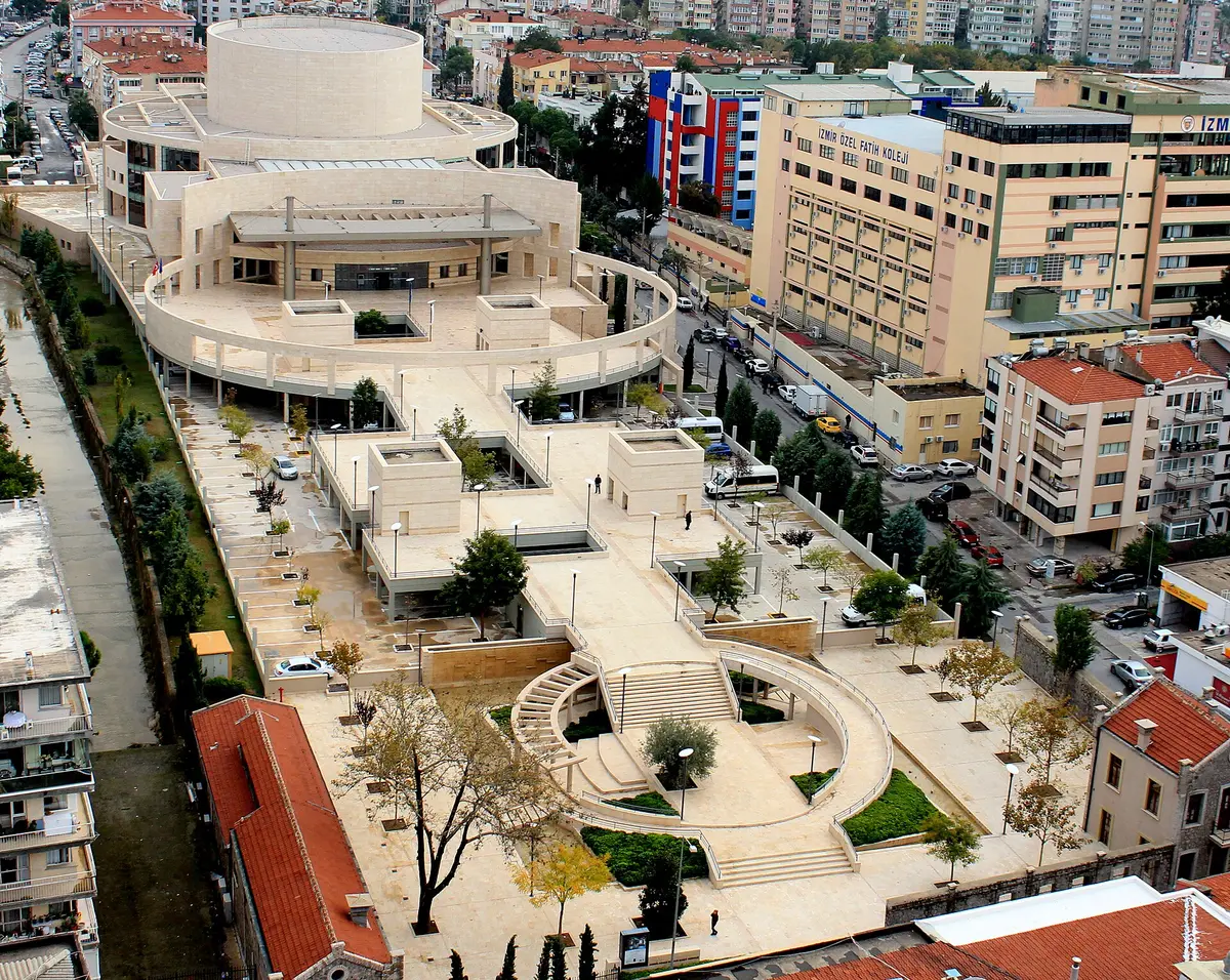 Güzelyalı tarafındaki Ahmed Adnan Saygun Sanat Merkezi, İzmir'de klasik müzik sezonunun merkezi.