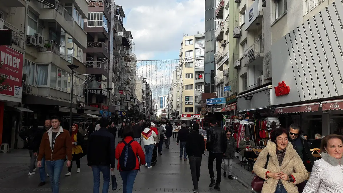 Alsancak'ın yaya aksı Kıbrıs Şehitleri Caddesi; bar sahneleri caddeye açılan ara sokaklarda.