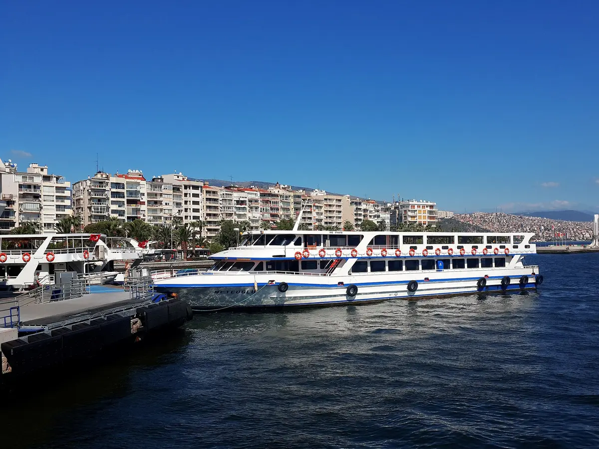 Körfezin iki yakası arasında çalışan vapurlar, Alsancak ile Karşıyaka arasında konser gecesinin en keyifli ulaşım yolu.