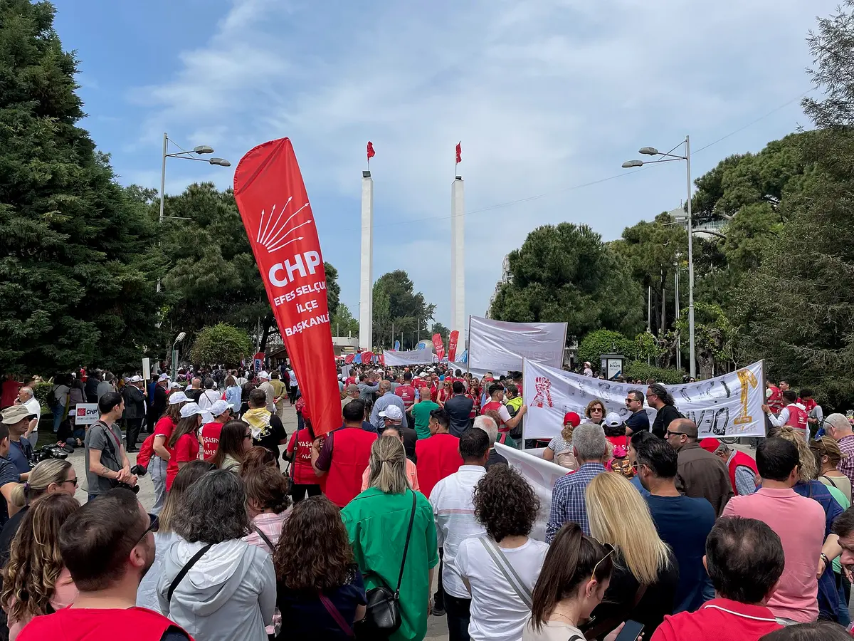 Kültürpark'ın Alsancak tarafındaki Lozan Kapısı, konser gecelerinde en yoğun giriş noktalarından biri.