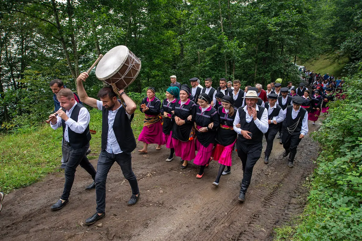 Karadeniz kemençesi: üç telli, yayla çalınan ve dik tutulan bu çalgı horon havalarının ana sesidir.