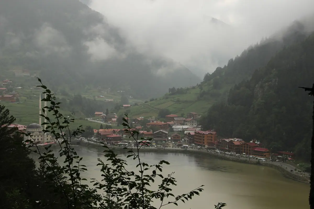 Trabzon'un Çaykara ilçesindeki Uzungöl: Doğu Karadeniz'in en bilinen manzaralarından biri.
