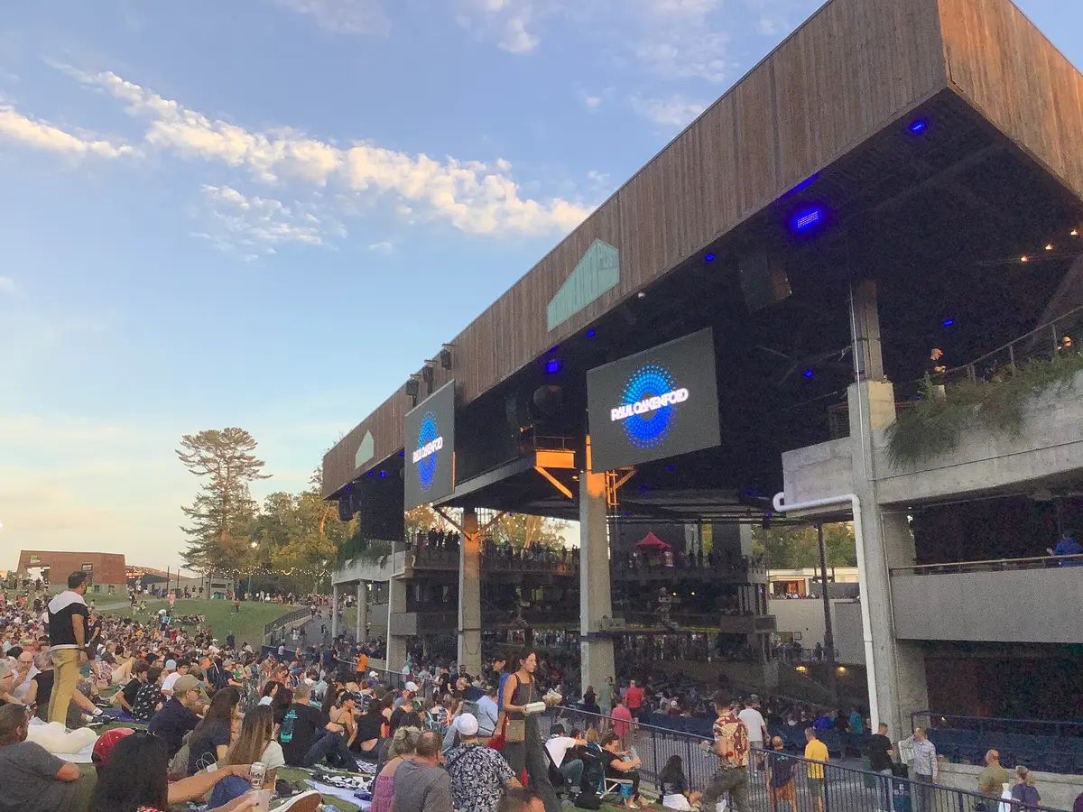 Gösteri başlamadan önce gün batımında bir açık hava konser alanı