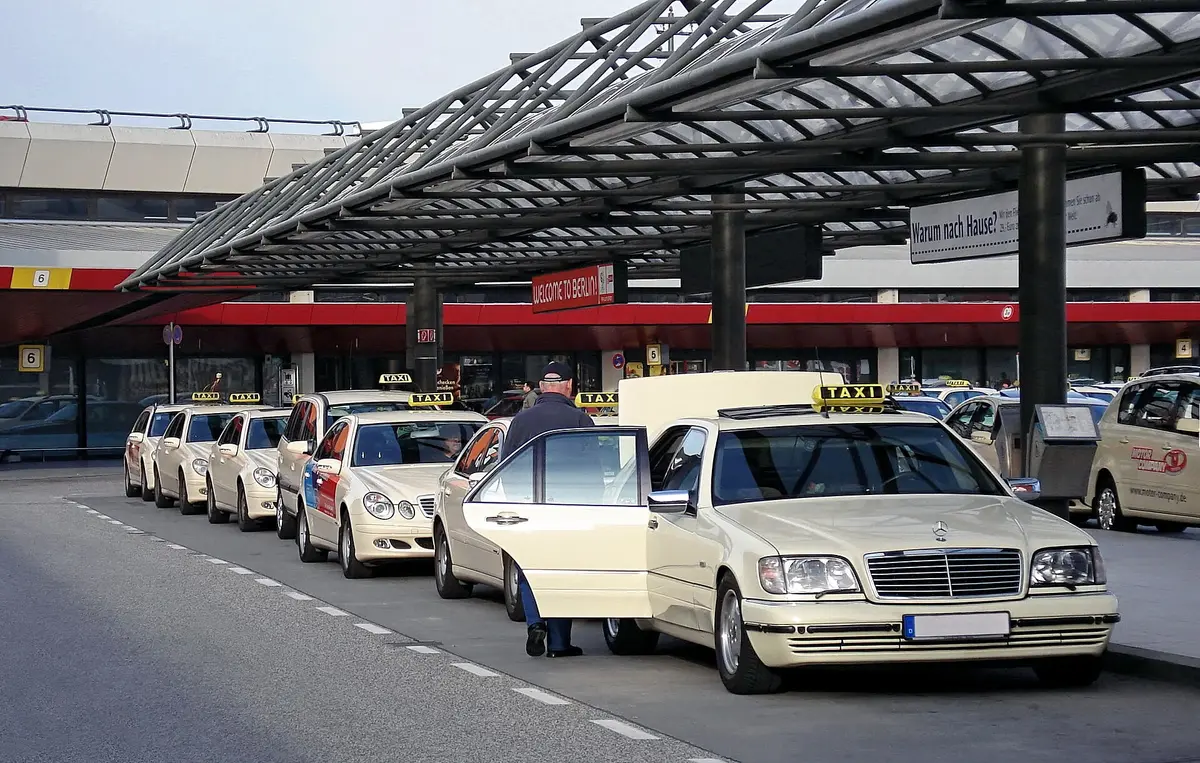 Gece bir şehir sokağında sıra bekleyen taksiler