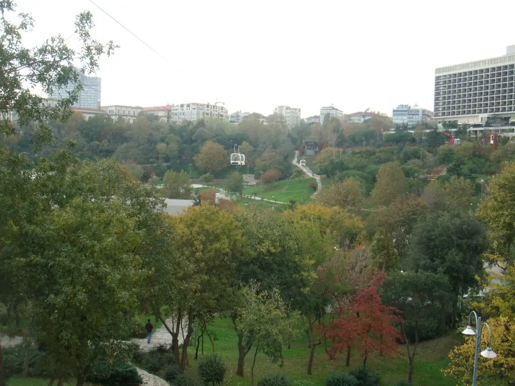 Maçka'nın yeşil dokusu içinde KüçükÇiftlik Park, şehir merkezine bu kadar yakın nadir açık hava alanlarından biri.