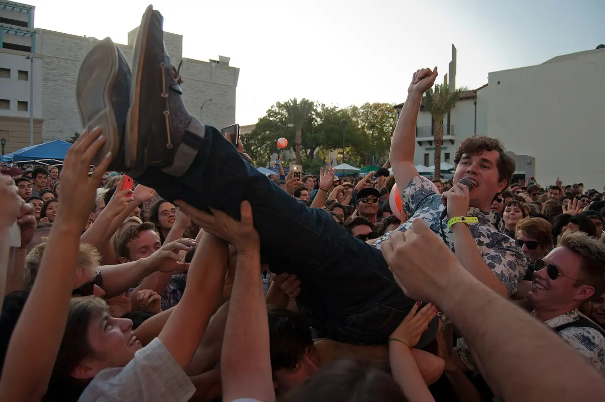 Crowd surfing, kalabalığın sizi taşıyacağı varsayımına dayanır ve her mekan buna izin vermez.
