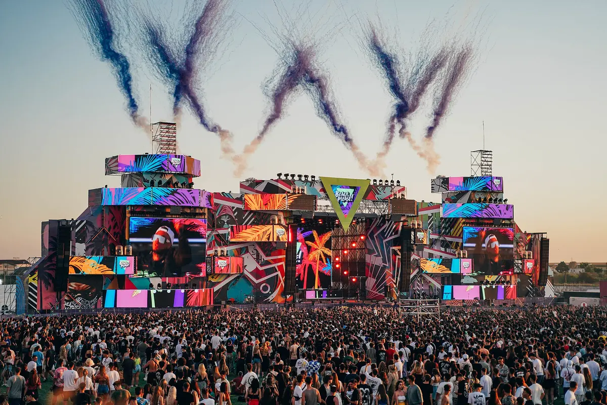 Festival seti kısa ve hit ağırlıklıdır; kalabalığın çoğu sanatçıyı ilk kez dinler.
