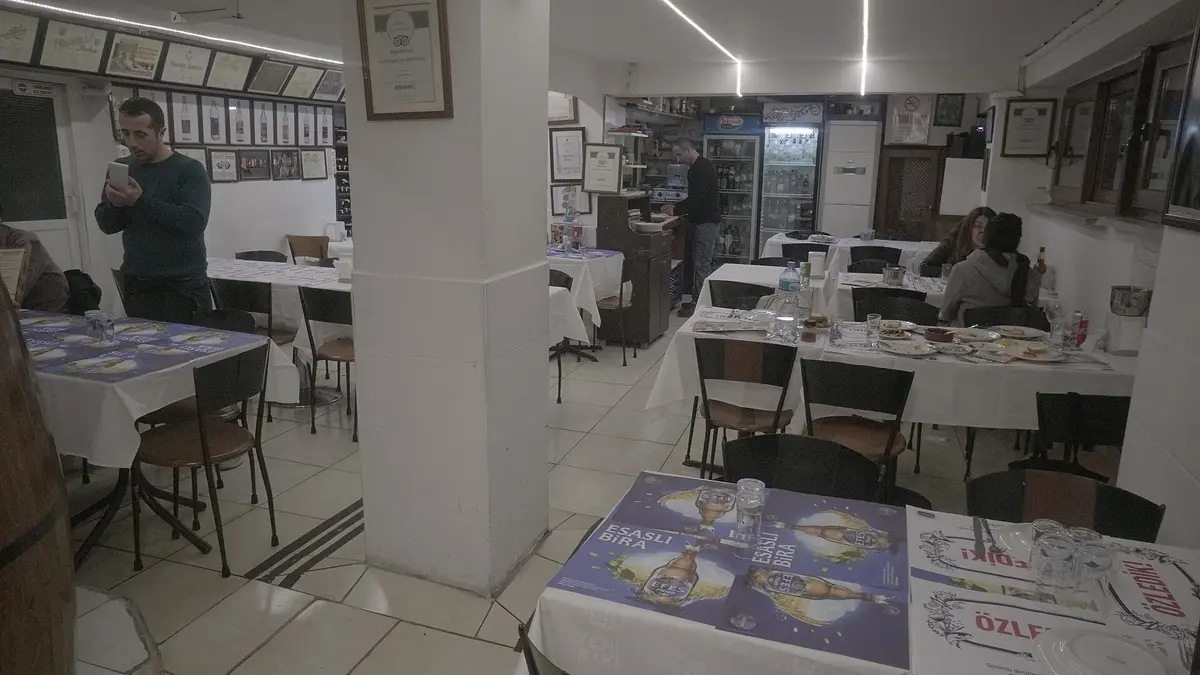 Meyhane fasılında müzik masaya gelir; sahne ile dinleyici arasındaki çizgi silinir.