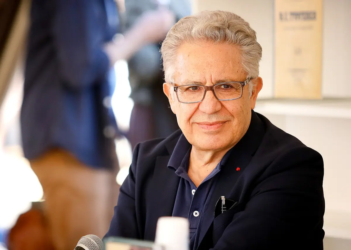 Zülfü Livaneli sahnede: Nazım Hikmet ve Sabahattin Ali şiirlerini en çok besteleyen isimlerden.