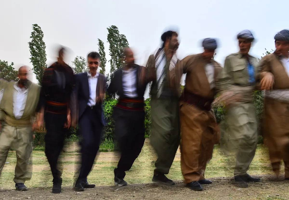 Halay halkasında baştaki kişi mendil tutar, tempoyu ve figürü o belirler.
