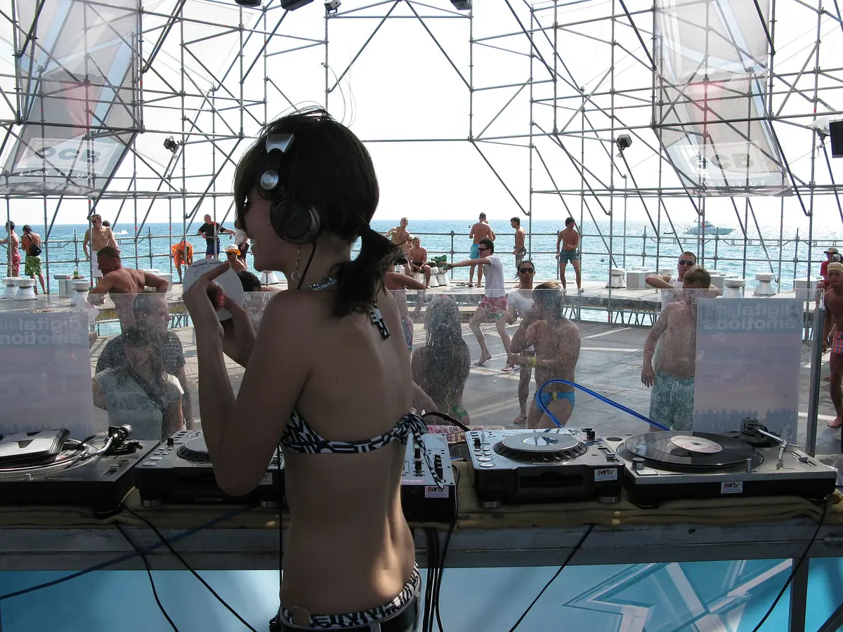 Bir festival sahnesinde DJ standından kalabalığa bakan görüntü.