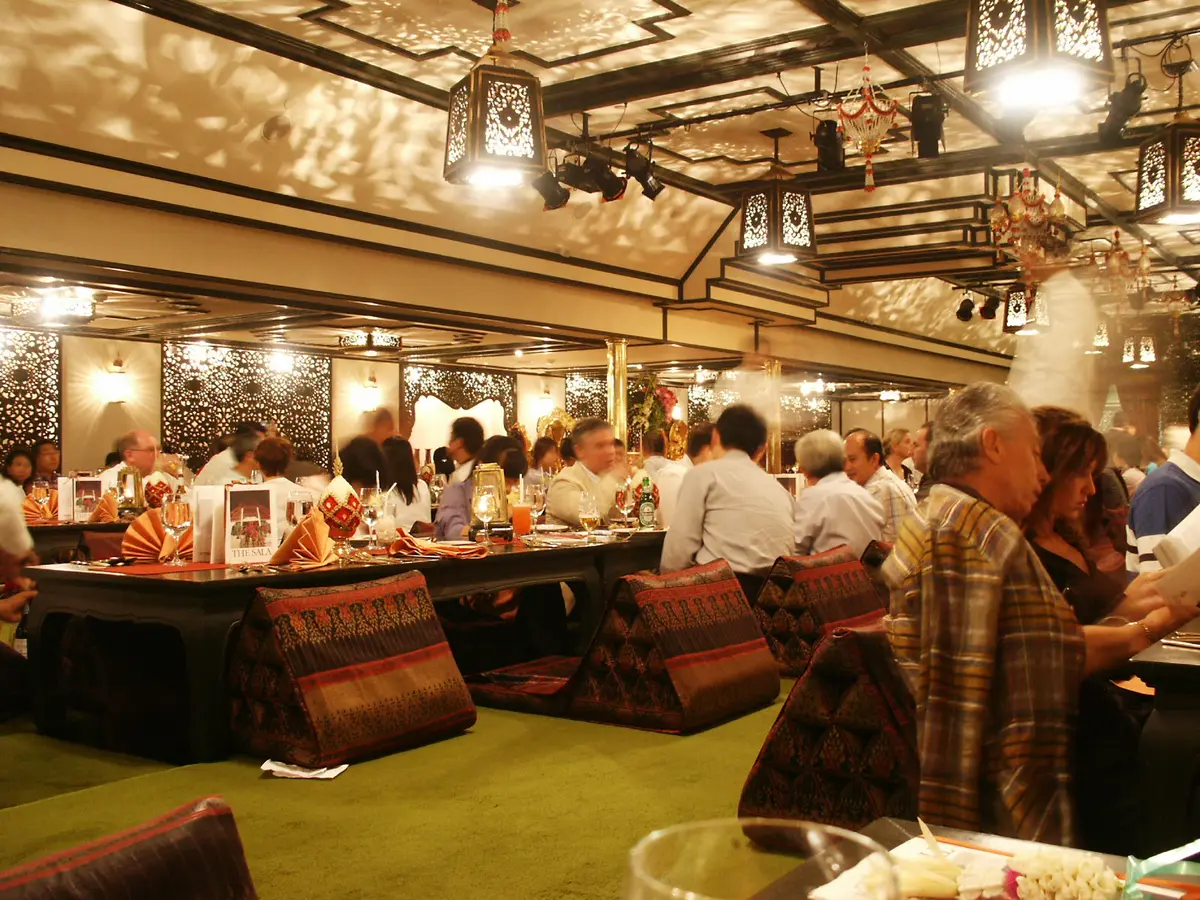 Dinner-show formatında akşam yemeği ile canlı performans aynı gecede bir araya gelir.