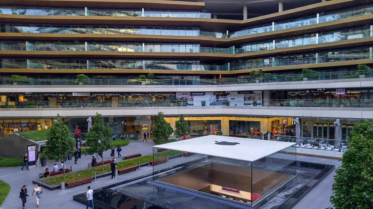 Zorlu Center'ın açık meydanı, PSM salonlarına giden yolun başlangıç noktası.