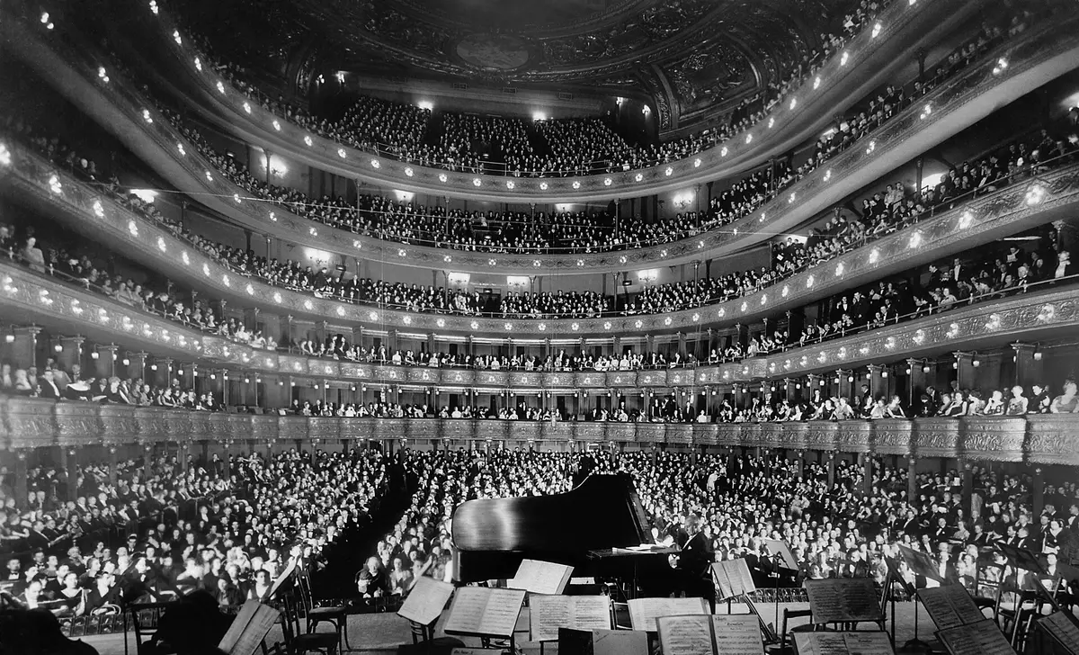 Kapalı salon konserlerinde koltuğunuzun sahneye göre konumu, sesi ve görüşü doğrudan belirler.